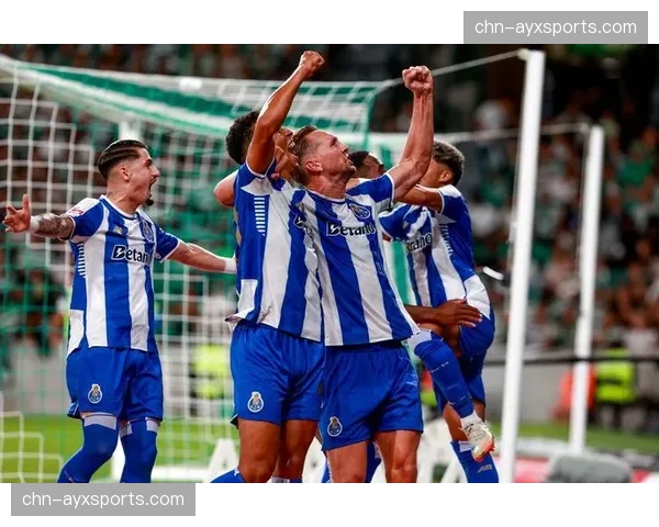 埃尔切球迷主场燃放烟花，庆祝关键保级胜利