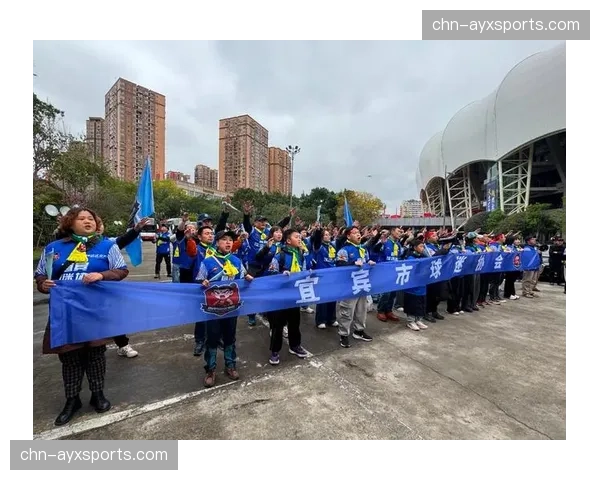 双方球迷在半决赛次回合赛前展开友好互动